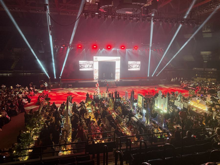 Gala tables and lighting beams